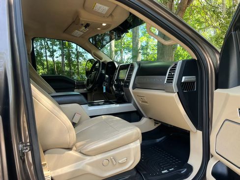 Used 2017 Ford F250 Lariat w/ Chrome Package image 19