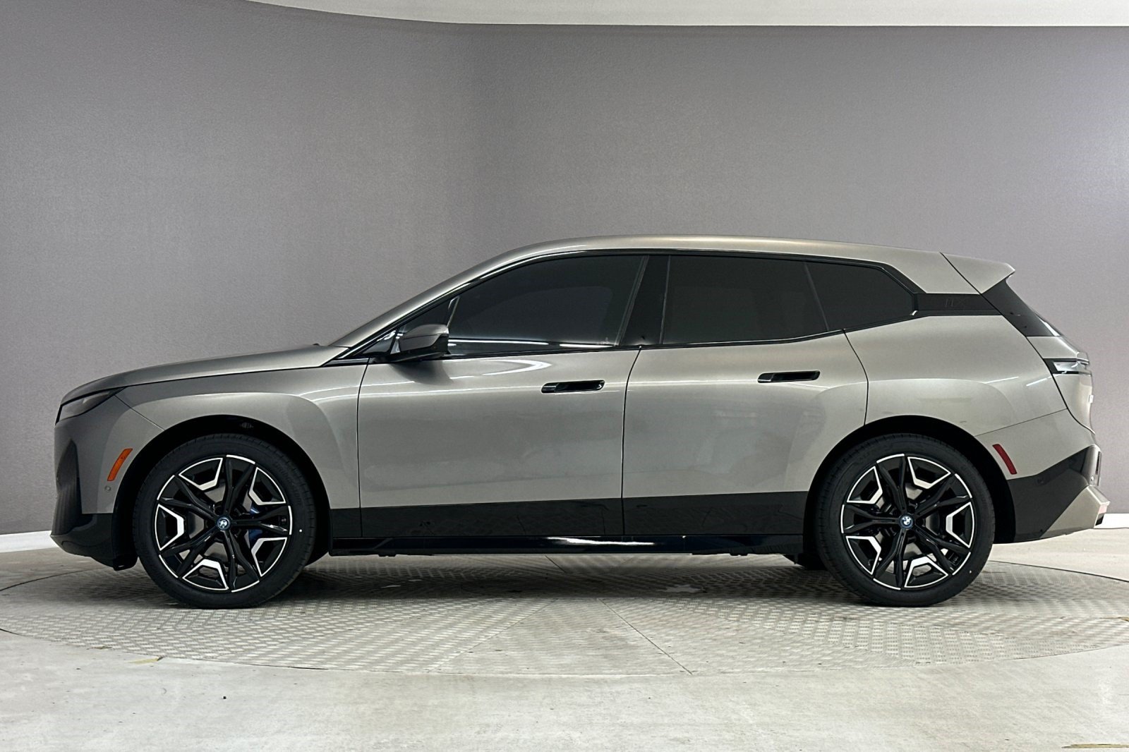 Used 2024 BMW iX xDrive50 w/ Premium Package AWD/4WD image 2