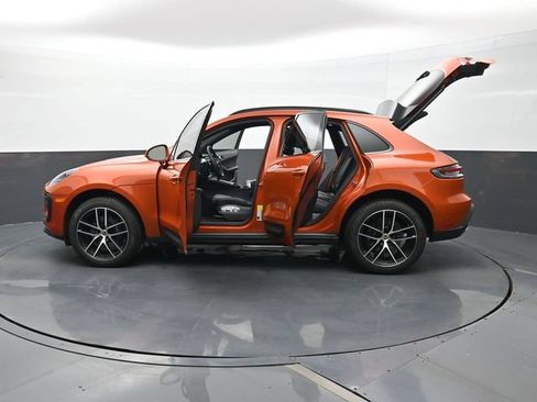 Certified 2025 Porsche Macan AWD/4WD image 28