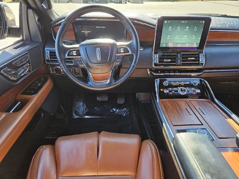 Used 2019 Lincoln Navigator Reserve image 12