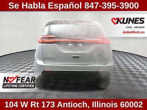 Used 2024 Chrysler Pacifica Touring-L image 31