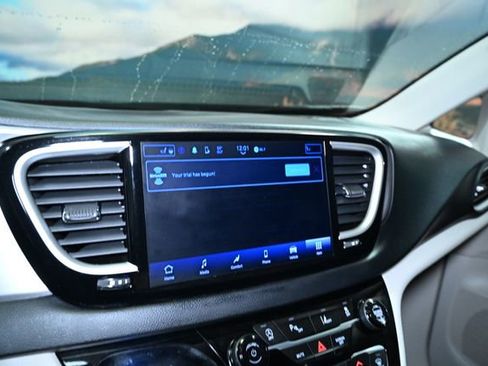 Used 2023 Chrysler Pacifica Touring-L image 29