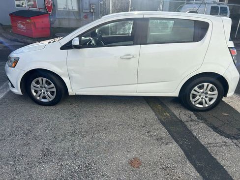 Used 2017 Chevrolet Sonic LT image 2