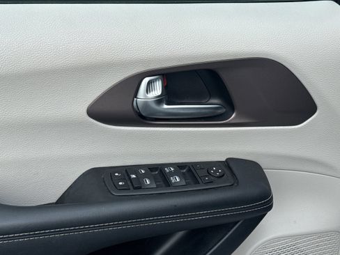 Used 2023 Chrysler Voyager LX image 6
