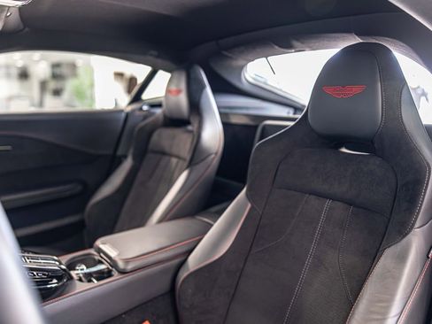 Used 2025 Aston Martin V8 Vantage Coupe RWD image 17