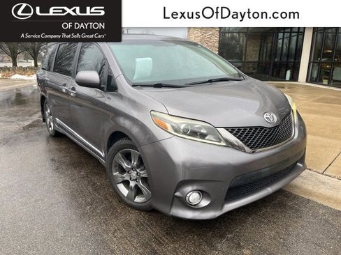 Used 2016 Toyota Sienna L image 2