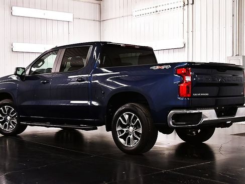 Used 2023 Chevrolet Silverado 1500 LT AWD/4WD image 5