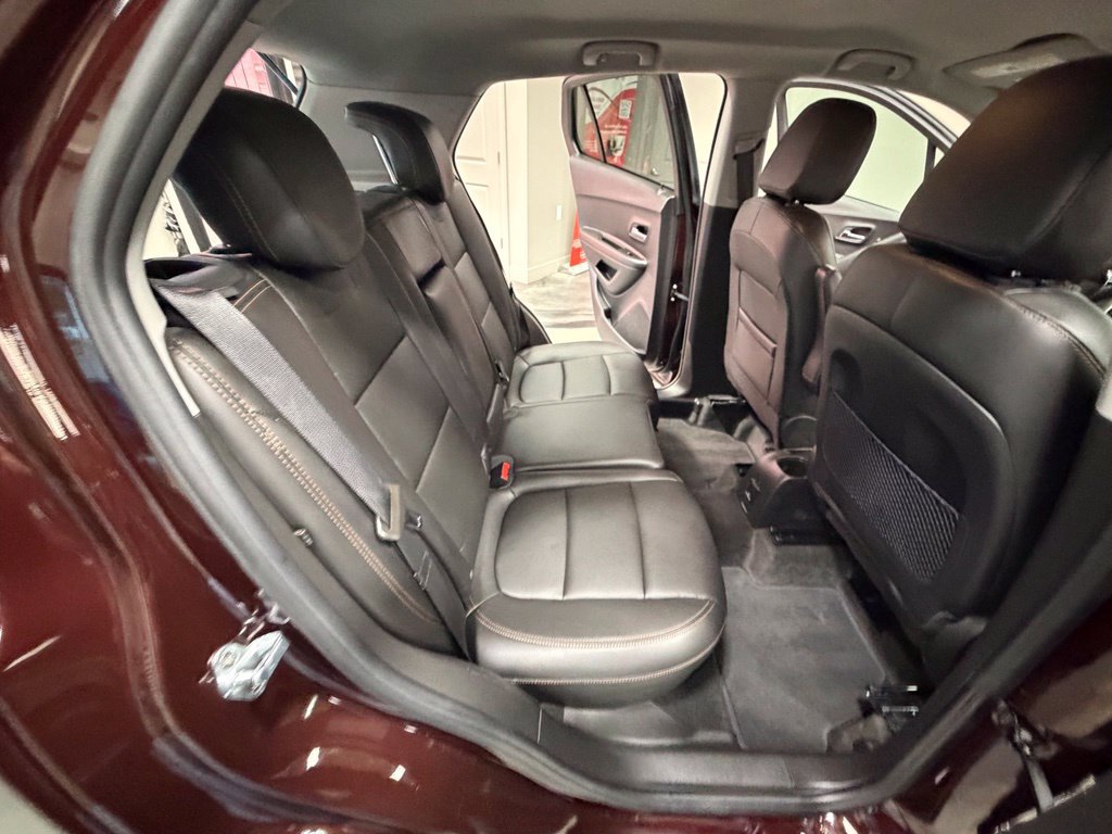 Used 2021 Chevrolet Trax LT w/ Premium Seat Package AWD/4WD image 42