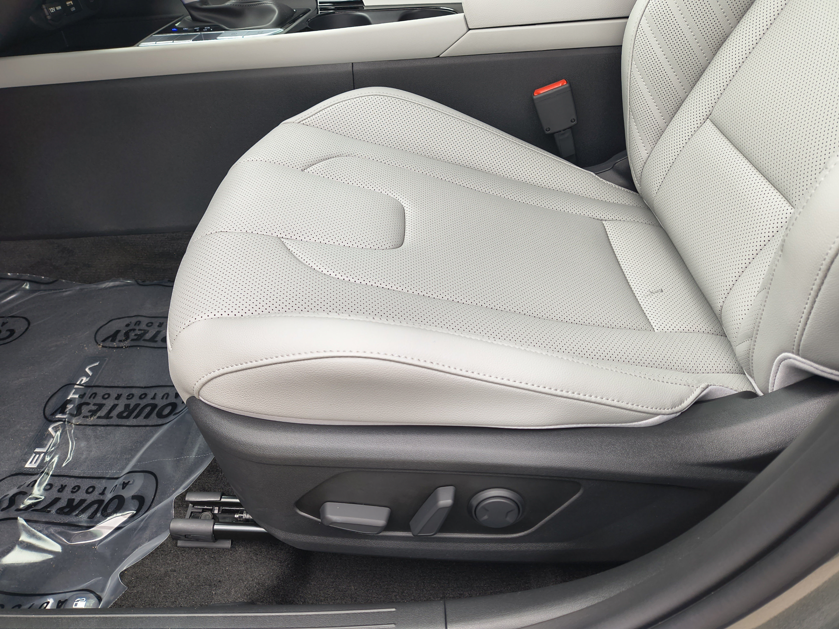 New 2026 Hyundai Elantra Limited FWD image 18