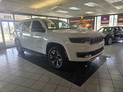 Used 2023 Jeep Wagoneer L Series III RWD image 3