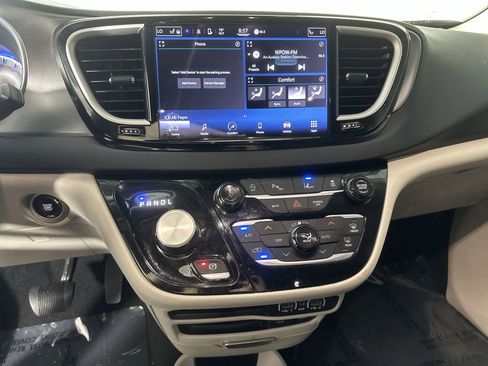 Used 2022 Chrysler Pacifica Touring-L image 25
