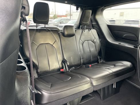 Used 2023 Chrysler Pacifica Touring-L w/ S Appearance Package image 18