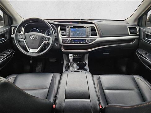 Used 2019 Toyota Highlander XLE FWD image 17