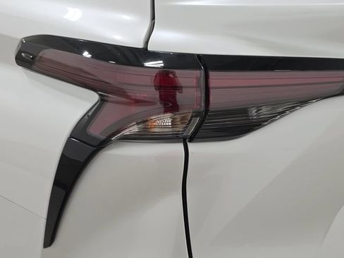 Used 2024 Toyota Sienna XLE FWD image 28