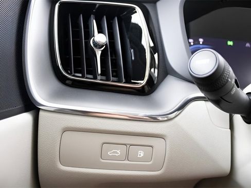 Certified 2025 Volvo XC60 T8 Core w/ Protection Package Premier image 23