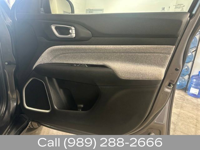 Used 2024 Jeep Compass Latitude AWD/4WD image 18