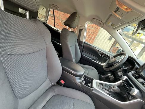 Used 2021 Toyota RAV4 LE AWD/4WD image 19