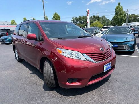 Used 2017 Toyota Sienna LE FWD image 3