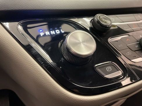 Used 2020 Chrysler Voyager LX image 26