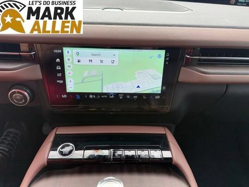 Used 2025 Lincoln Navigator Reserve AWD/4WD image 9