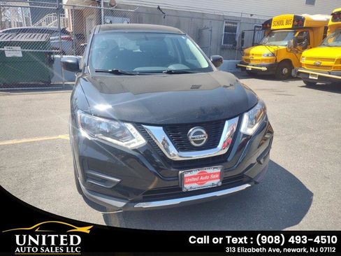 Used 2018 Nissan Rogue S image 2