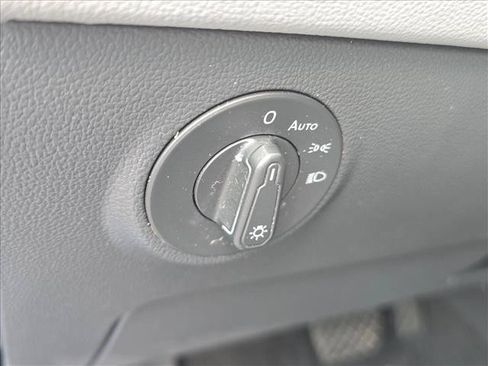 Used 2023 Volkswagen Taos SE w/ Panoramic Sunroof Package FWD image 11