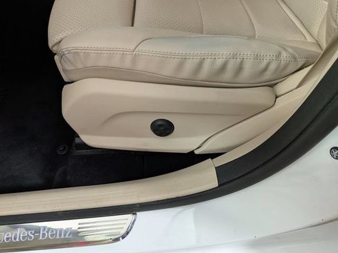 Used 2021 Mercedes-Benz GLC 300 4MATIC image 17
