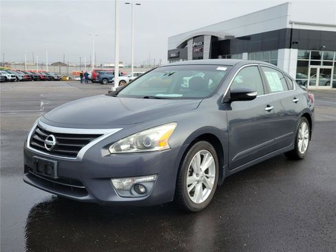 Used 2013 Nissan Altima 2.5 SL w/ Technology Pkg image 2