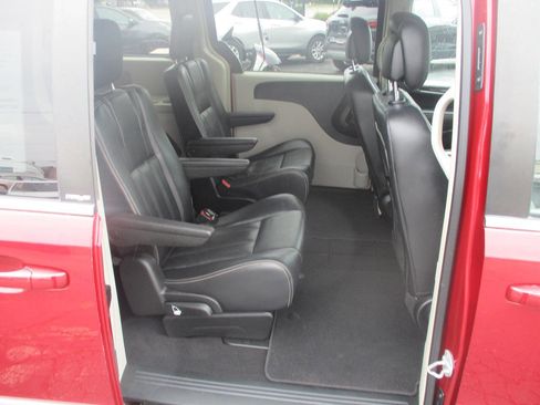 Used 2013 Chrysler Town & Country Touring FWD image 17