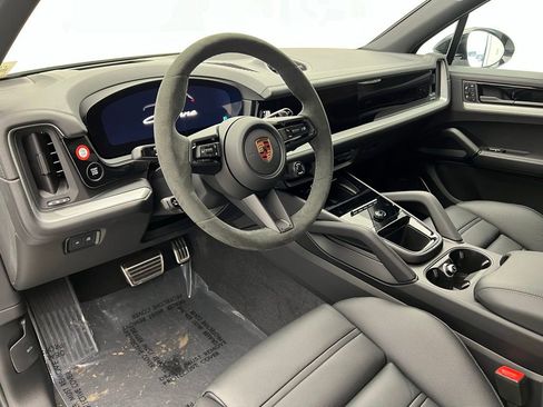 Used 2025 Porsche Cayenne image 4
