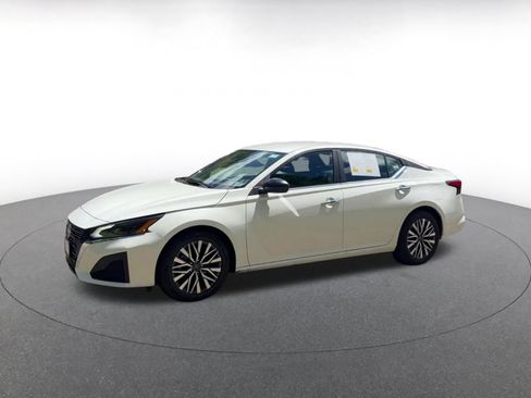 Used 2025 Nissan Altima 2.5 SV FWD image 8