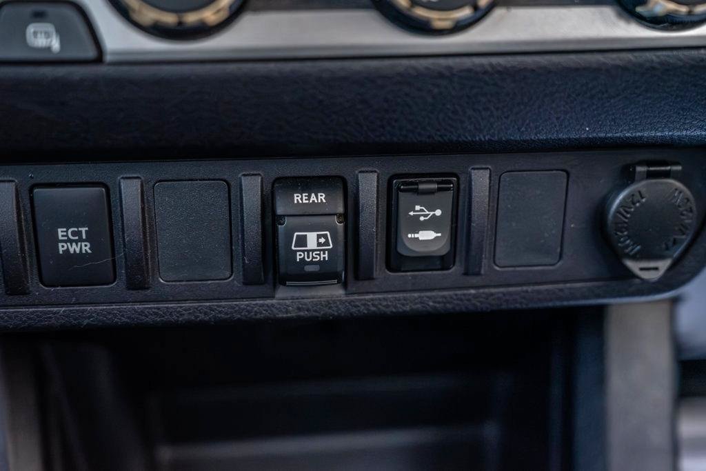 Used 2019 Toyota Tacoma SR5 AWD/4WD image 32