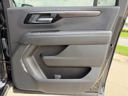 Used 2025 Chevrolet Suburban Z71 AWD/4WD image 32