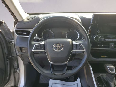 Used 2023 Toyota Highlander XLE FWD image 12