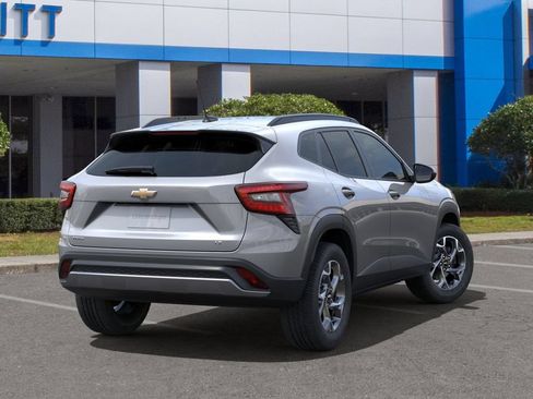 Used 2025 Chevrolet Trax LT w/ LT Convenience Package FWD image 4