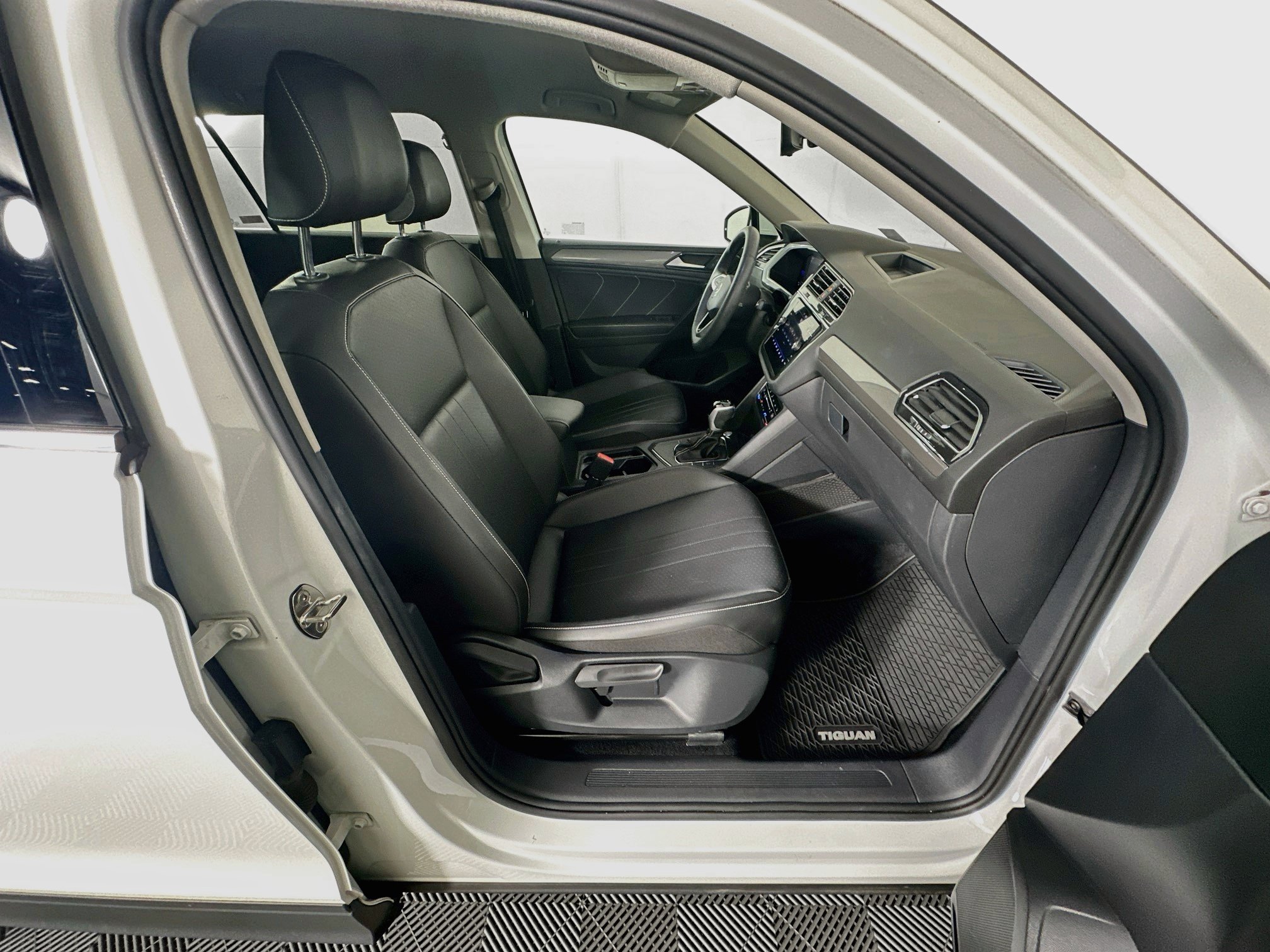 Used 2023 Volkswagen Tiguan SE FWD image 30