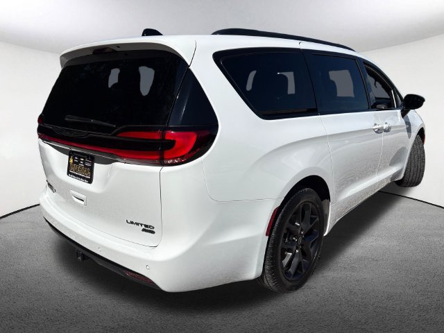 Used 2025 Chrysler Pacifica Limited w/ Trailer Tow Group AWD/4WD image 14