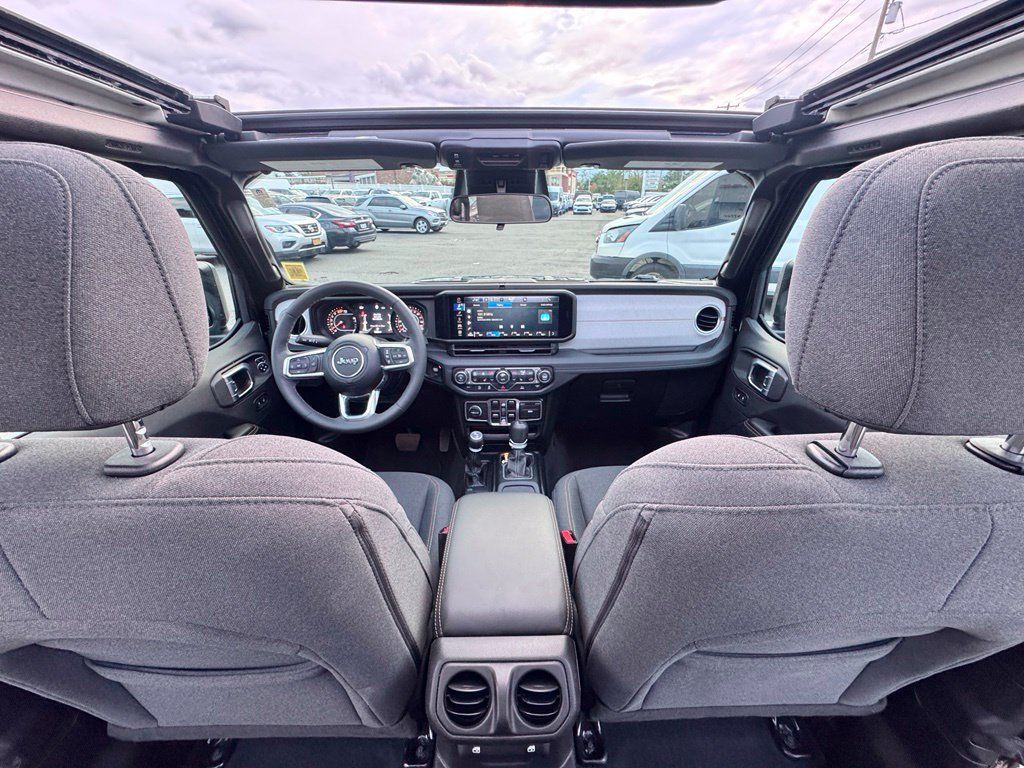 Used 2026 Jeep Wrangler Unlimited Sahara AWD/4WD image 25