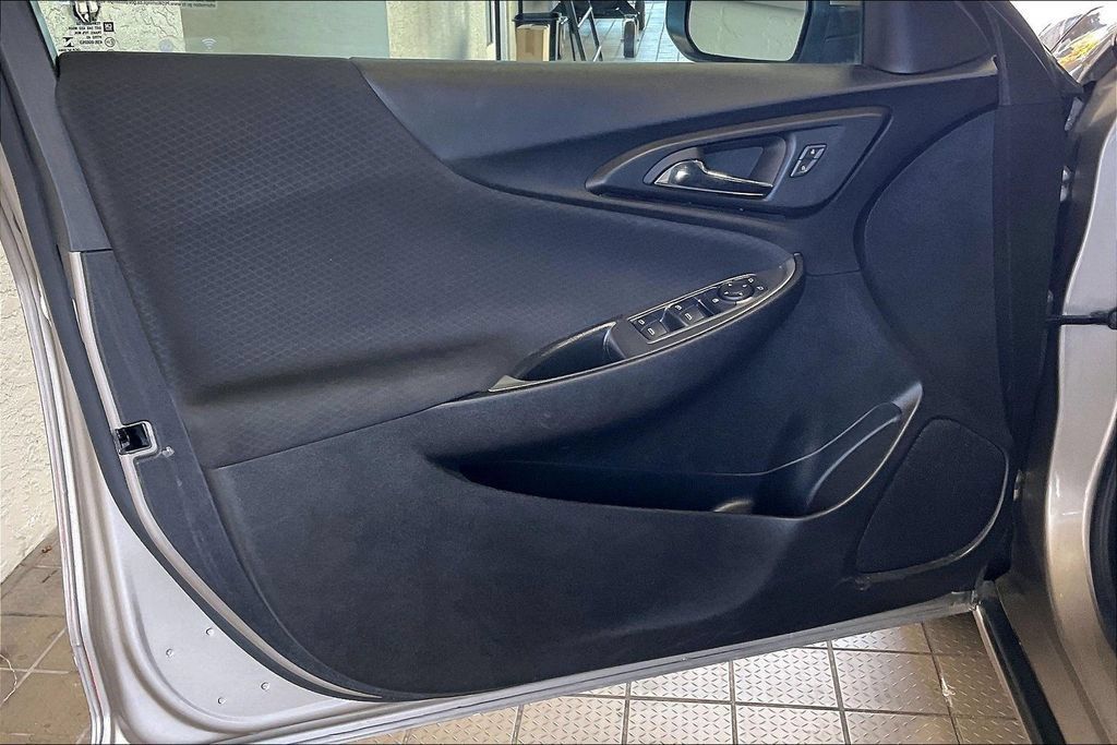 Used 2024 Chevrolet Malibu LT FWD image 2