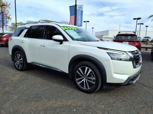 Used 2024 Nissan Pathfinder Platinum w/ Cargo Package image 3
