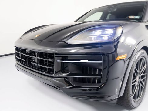 Certified 2025 Porsche Cayenne GTS AWD/4WD image 35