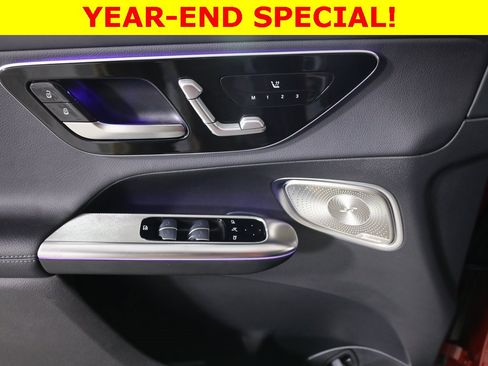 Used 2025 Mercedes-Benz GLC 300 4MATIC image 9