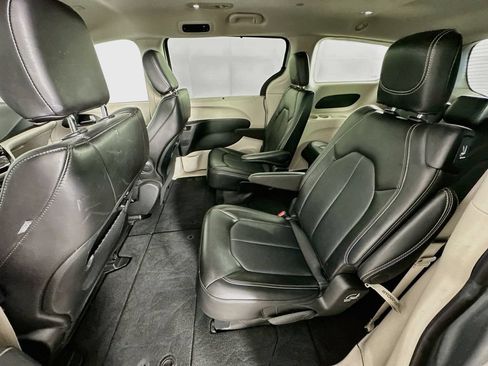 Certified 2024 Chrysler Pacifica Touring-L FWD image 34