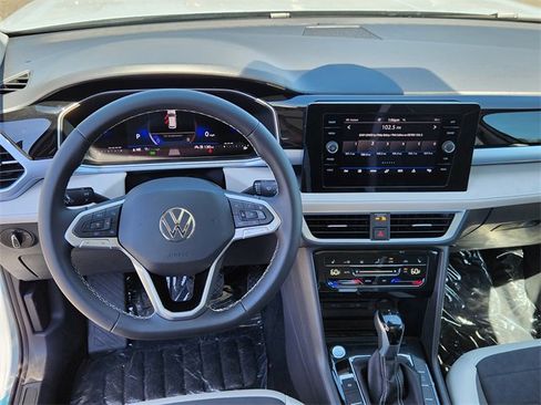 New 2025 Volkswagen Taos SE image 9