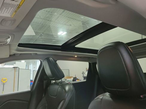 Used 2019 Jeep Cherokee Limited w/ Luxury Group image 37