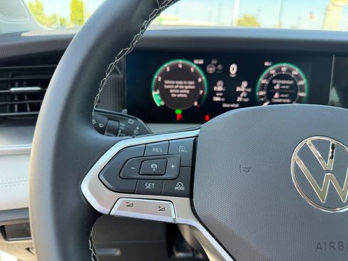Certified 2025 Volkswagen Tiguan SE AWD/4WD image 17