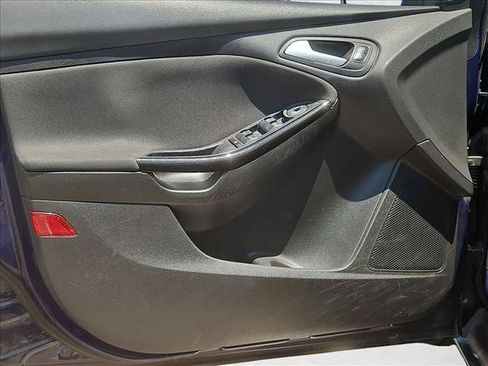 Used 2016 Ford Focus Titanium FWD image 10