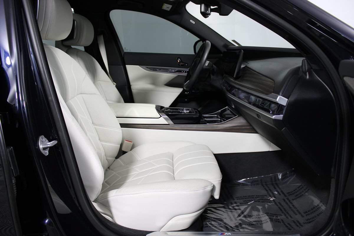 Used 2023 BMW i7 xDrive60 AWD/4WD image 34