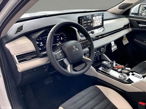 New 2026 Mitsubishi Outlander SE image 8