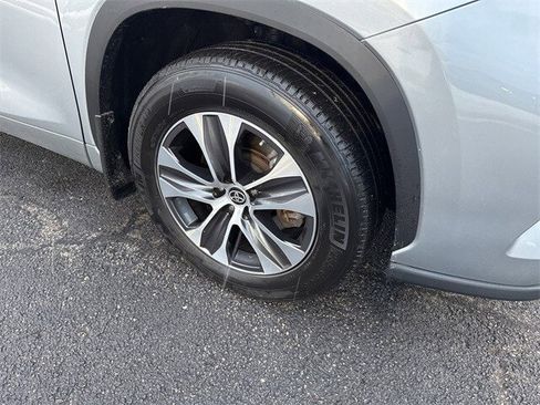 Used 2023 Toyota Highlander XLE image 6